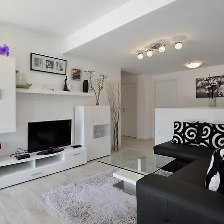Panorama Apartment *